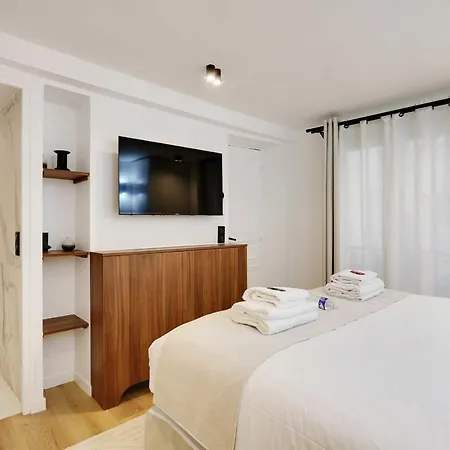 Chic Parisian Retreat 2-bedroom In The Vibrant 10th Arrond Appartamento *
